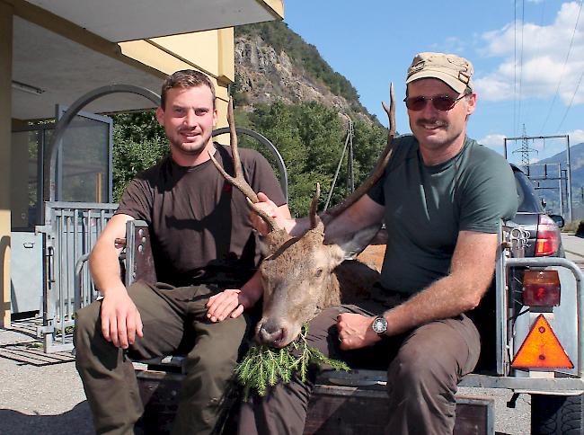 Stefan Kummer und Sohn Patrick mit einem am Riederhorn erlegten zweieinhalbjährigen Achtender.