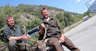 Geniessen ihre erfolgreichen Jagd-Ferien auf der Bryscheralp oberhalb Mund: Sch&uuml;tze Franziskus Truffer (links) und Renato Schnydrig.