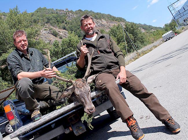 Geniessen ihre erfolgreichen Jagd-Ferien auf der Bryscheralp oberhalb Mund: Schütze Franziskus Truffer (links) und Renato Schnydrig.