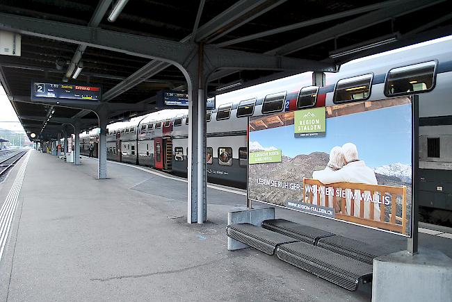 Auch im Berner Oberland – hier am Bahnhof in Thun – werben die fünf Dörfer der Region Stalden neue Anwohner an.