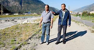 Wie wird der Damm k&uuml;nftig aussehen? (im Bild: Georges Schnydrig und Gabriel Ritz v.r.)