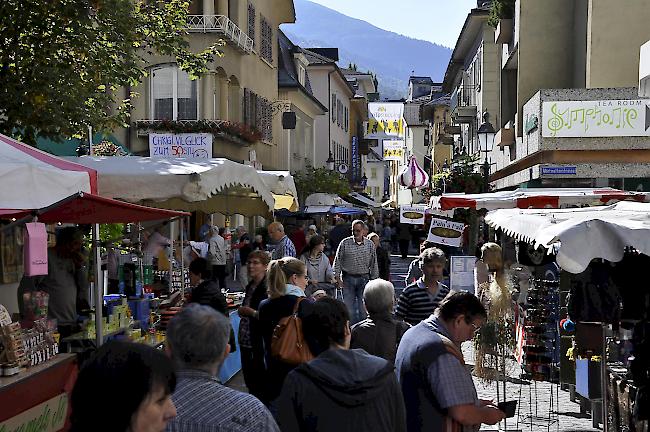 Die Bahnhofstrasse am Herbstmarkt war während dem Mittag gut gefüllt.