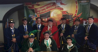 Der versammelte Grafenrat der Natischer Fasnachtsgesellschaft Drachent&ouml;ter.