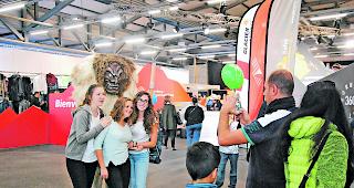 Begehrtes Objekt. Die &laquo;Tsch&auml;gg&auml;ta&raquo; beim Eingang in den Oberwalliser Corner war ein beliebtes Fotomotiv.  