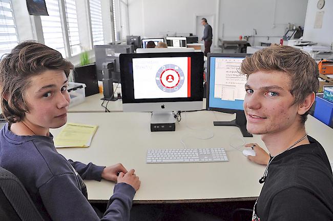 Jan Brantschen und Laurent Perren (l.), Polygrafenlehrlinge bei der Valmedia AG.