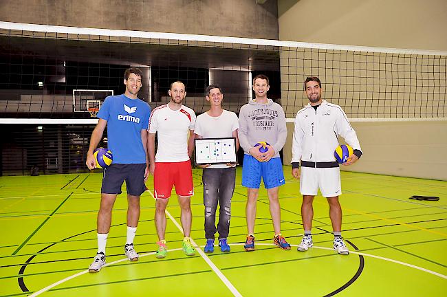 Die vier Verstärkungen des VBC Herren Oberwallis: Manuel Jordan, Vincent Dupont, 
Daniel Sieber und Michael Kronig mit dem langjährigen Spieler Ramon Kaufmann (v.l.).