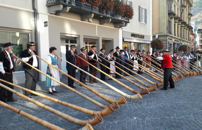 Über 60 Alphornbläser haben sich auf dem Sebastiansplatz in Brig versammelt.