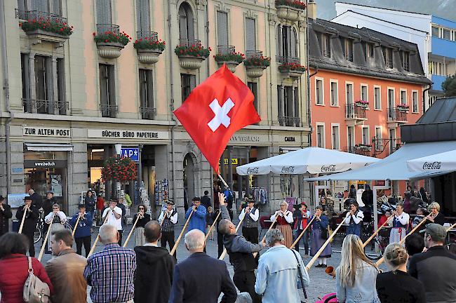 Über 60 Alphornbläser haben sich auf dem Sebastiansplatz in Brig versammelt.