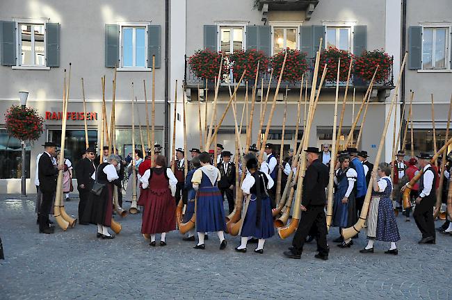 Über 60 Alphornbläser haben sich auf dem Sebastiansplatz in Brig versammelt.