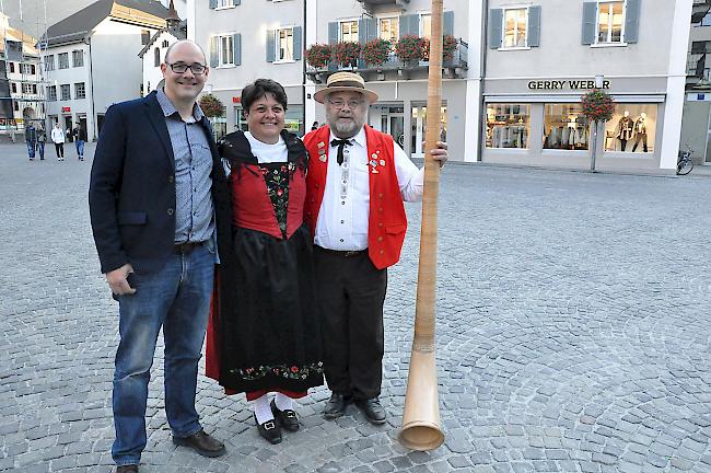 Generalsekretär Marc Franzen, Karin Niederberger, Zentralpräsidentin des Eidgenössischen Jodlerfests und Martin Zollet, Obmann der Alphornbläser nach dem Konzert. 