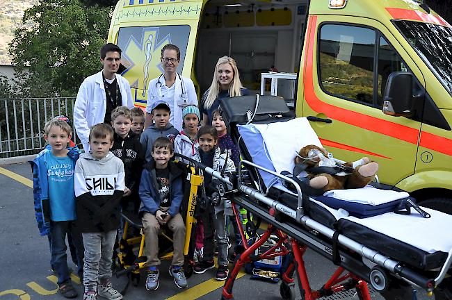 Unter anderem Medzinstudent David Reiser, Pädiatrie-Abteilungsleiter Dr. Simon Fluri und Sanitäterin Isabelle Zerzuben sorgten sich gemeinsam mit den Schulkindern um die plüschenen Patienten. 