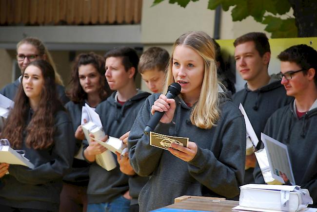 Übergabe der Burgerbriefe an die jungen Gampjerinnen und Gampjer. 