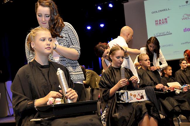 Die Lernenden des 1. Lehrjahrs gestalteten Zopffrisuren.