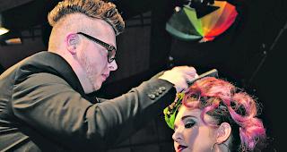 M&ouml;glichst blumig und bunt. Marco Amherd startete als einziger Mann im sechsk&ouml;pfigen Teilnehmerfeld &laquo;Fantasie&raquo; und verpasste seiner Schwester eine f&uuml;rstliche Haarpracht.