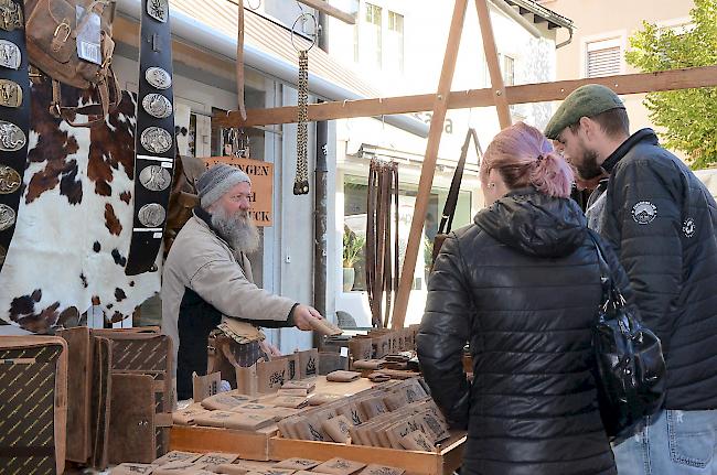 Händler bieten ihre Waren den Kunden an