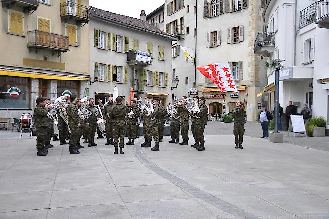 Das Militärspiel Heer West gab in Visp ein Platzkonzert.