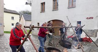 Die Maronibrater aus Trontano im Einsatz auf dem Dorfplatz von Simplon.