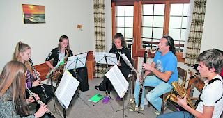 Mit viel Herzblut. Ob mit den Instrumenten, dem Bleistift als Taktstock oder mit K&uuml;chenmesser und Schwingbesen; alle Beteiligten leisten ihren Beitrag, damit das Lager zu einem unvergesslichen Erlebnis wird.  