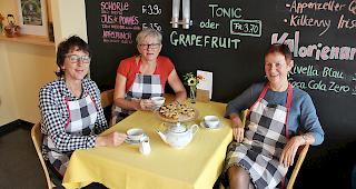 Sue Zimmermann, Stella Stoffel und Penny Kulla (von links) er&ouml;ffneten in Visperterminen ein Bistro mit britischen Spezialit&auml;ten.