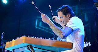 Ephraim Salzmann und sein Walliser Hackbrett werden mit Applaus gefeiert.