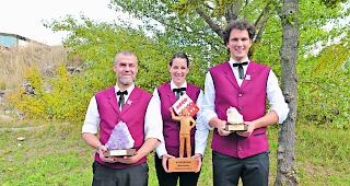 Stolze Gewinner. Nach zwei Durchg&auml;ngen &agrave; drei Minuten stand fest: Die Natischerin Dolores Zurbriggen-Fux sicherte sich nach 2015 auch heuer wieder den Wanderpreis der Walliser Fahnenschwinger. Das Podium komplettieren Christian-Helga Volken (links) sowie Jonathan Lugon. 