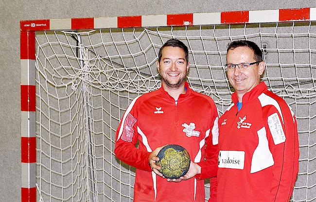 Teamcaptain Sascha Furrer (l.) und Präsident Fredy Karlen haben gut lachen: Nach vier Runden steht der KTV Visp in der 2.-Liga verlustpunktlos an der Tabellenspitze.