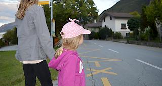 Die Kinderg&auml;rtner m&uuml;ssen praktisch auf der Strasse auf das PostAuto warten.