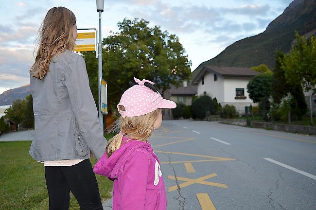 Die Kindergärtner müssen praktisch auf der Strasse auf das PostAuto warten.