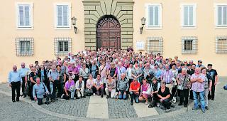 Gruppenbild. Die Oberwalliser Wallfahrer beim Ausflug in Castel Gandolfo.  