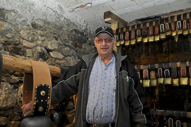 Der Agarner Odilo Ittig führt beim Grünen Zimmer in Agarn die Glockenbörse durch.