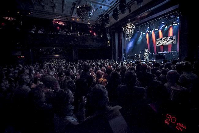 Aufmerksame Besucher verfolgen einen der 30 Acts im Zürcher Kaufleuten.