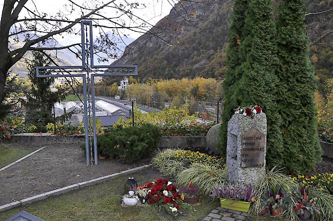 Auch am Gemeinschaftsgrab der Urnenbestattungen bietet sich die Gelegenheit, der Verstorbenen mit Blumenschmuck oder Kerzen zu gedenken.