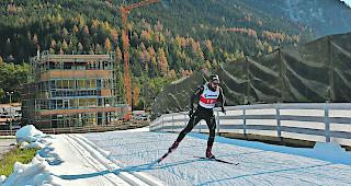 Neue M&ouml;glichkeit. Saisonvorbereitung in der Schweiz: Benjamin Weger gibt geh&ouml;rig Gas, im Hintergrund das sich im Bau befindende Betriebsgeb&auml;ude. 