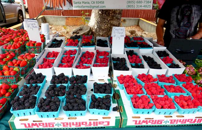 «Himbeeren, Brombeeren und Erdbeeren. 4 Franken das Kistchen, 14 Franken für drei.»