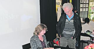 Eindr&uuml;cke. Therese Bichsel signiert ihr Buch &laquo;Die Walserin&raquo;. 