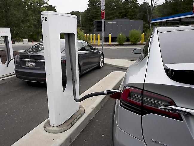 Ein Tesla-Auto wird an einem Supercharger aufgeladen. Bislang war das gratis. Für Neukunden wird künftig eine "kleine Gebühr" fällig.