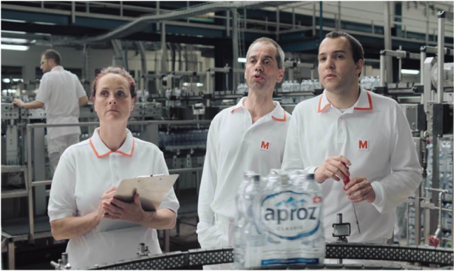 Von Flaschen und Eidechsen. Flavian Kippel (Bildmitte) spielt als Darsteller im Aproz-Werbespot der Migros mit.