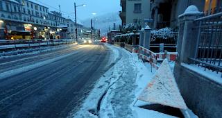 Schnee bedeckte am Morgen ...