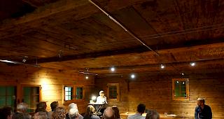 Das Publikum im Burgersaal folgte interessiert den Vortr&auml;gen der Walserdichterin Anna Maria Bacher aus dem Formazza mit muskalischer Umrahmung durch Hackbrettspiel.
