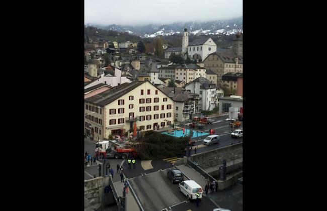 Der Briger Christbaum wird dieses Jahr per Autokran auf den Sebastiansplatz transportiert.