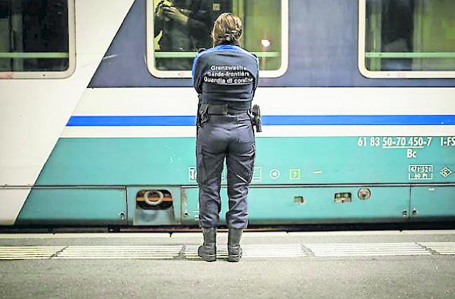 Hotspot Bahnhof. Die meisten illegal Einreisenden versuchen per Zug ins Wallis zu gelangen. Im Bild: eine Grenzwächterin am Bahnhof Brig.    