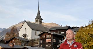 Gemeinderat Francesco Walter vor der Dorfkulisse von Ernen.