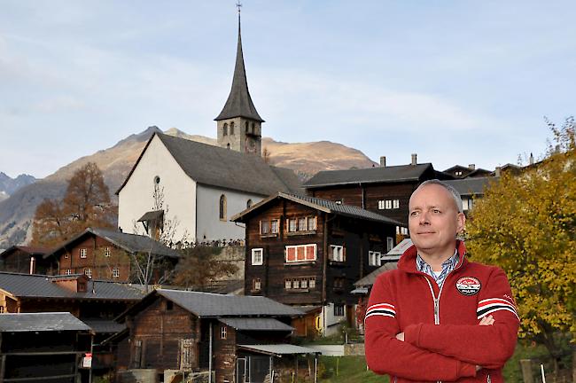 Gemeinderat Francesco Walter vor der Dorfkulisse von Ernen.