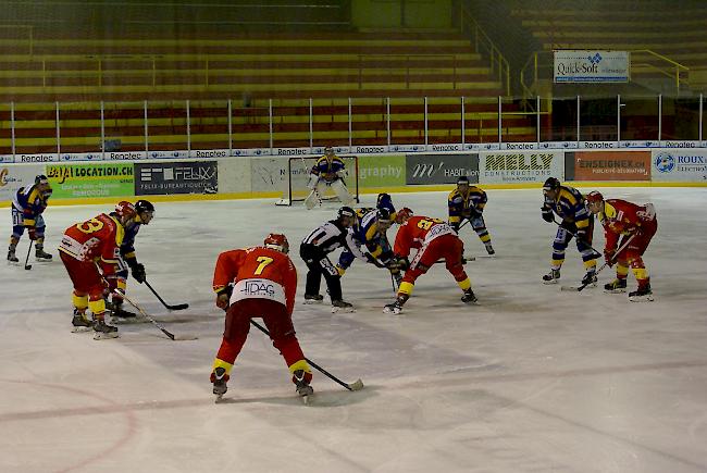 Der EHC Raron im Match gegen den HC Siders (rot).