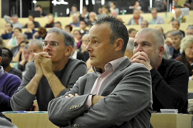 Stéphane Rossini verfolgt die Ausführungen am SP-Kongress. Er tritt gemeinsam mit der amtierenden Staatsrätin Esther Waeber-Kalbermatten an.