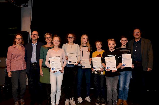 Preisträger und Verantwortliche von links: Iris Weder, Marcus Marienfeld, Rita Wagner, Lina Solvang, Lisa Rovina, Tiziana Kuonen, Lukas Mengis, Lionel Vitellario, Jonas Hallenbarter und Thomas J. Grichting