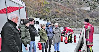 Heisser Einsatz. Hier durften die Lehrpersonen nach einer kurzen Einf&uuml;hrung selbst ans Werk: Dabei bek&auml;mpften sie ... 