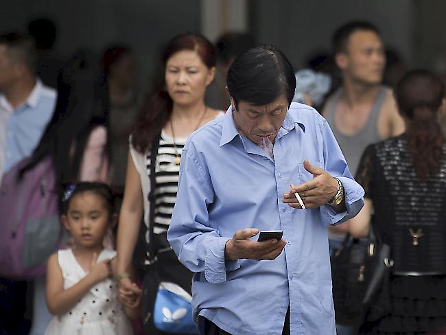 Bald soll das Rauchen an öffentlichen Plätzen in China verboten sein (Symbolbild)