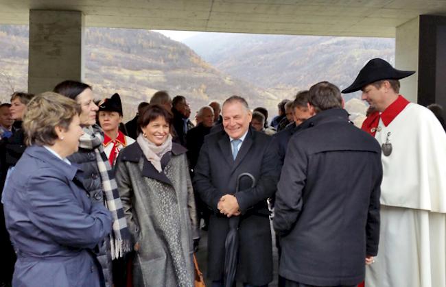 Geladene Gäste auf dem neuen Teilstück der Oberwalliser A9.