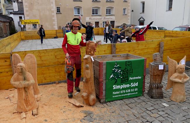 Forstwart Flavio Arnold mit seinen angefertigten Holzfiguren